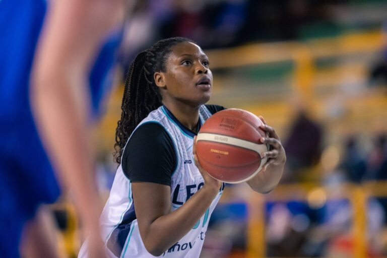 Queen Ikhiuwu de nuevo convocada con la U17 España
