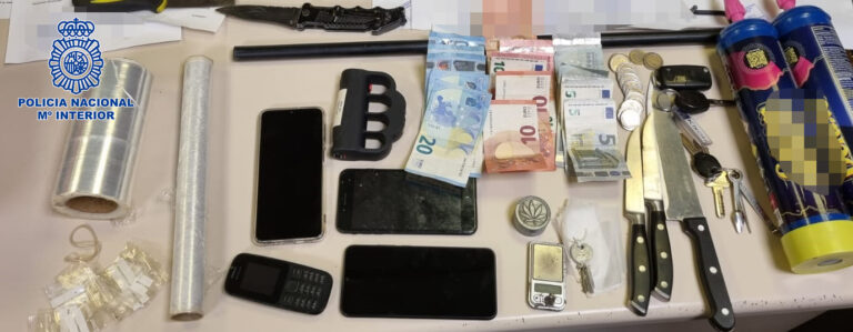 Requisan un puño americano y cuchillos en un local de venta de droga en Leganés