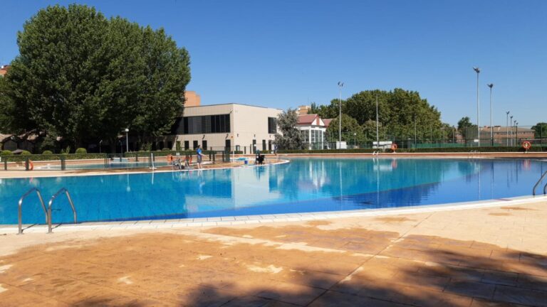 Críticas en la apertura de las piscinas municipales de Leganés: fallos en la web, largas colas y sin efectivo