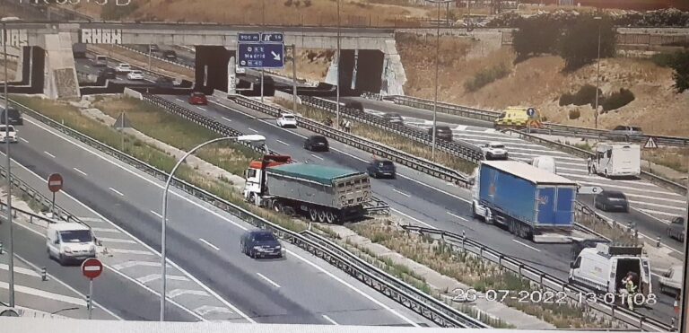 Un camión se sale de la vía en la M50 a la altura de Leganés