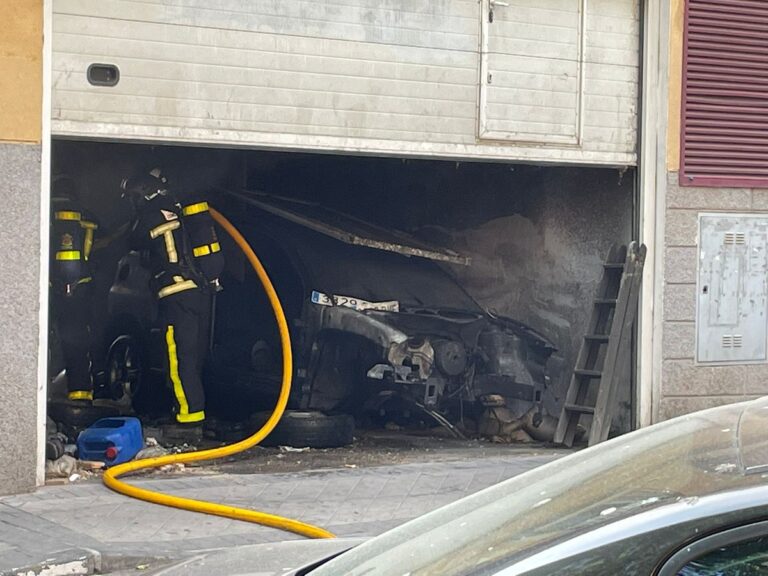 Calcinado un coche en el interior de un garaje de La Fortuna