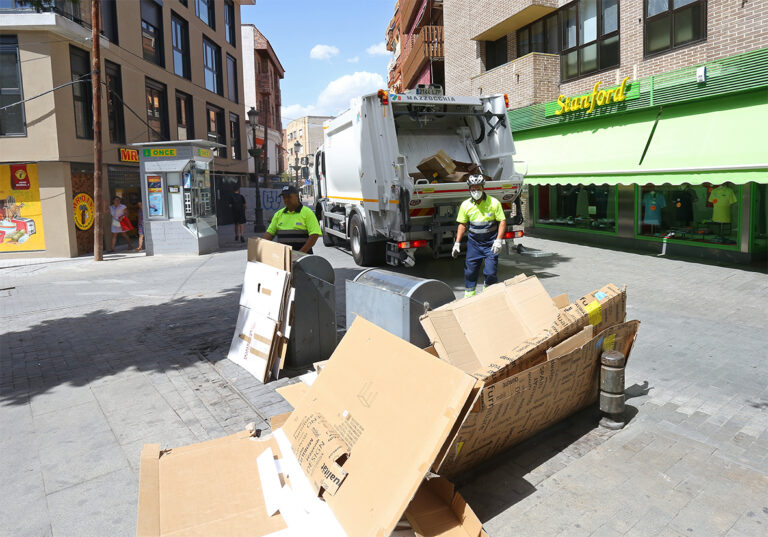 Leganés recoge el papel y cartón comercial de puerta a puerta