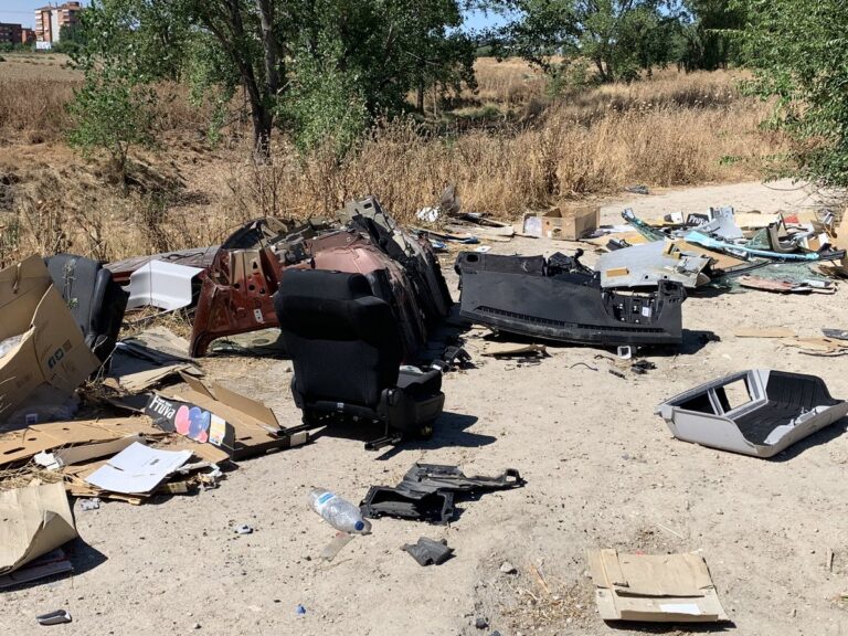 Ecologistas en Acción denuncia un coche desguazado en los caminos de Leganés