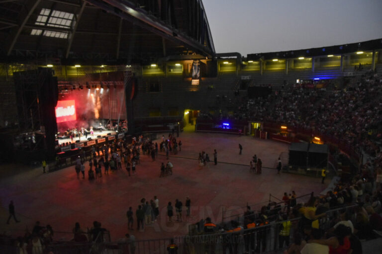 Retrasos y cortes de luz en el primer día de conciertos de las Fiestas
