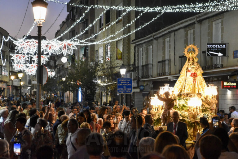 La Virgen de Butarque, arropada por los feligreses en su procesión por Leganés