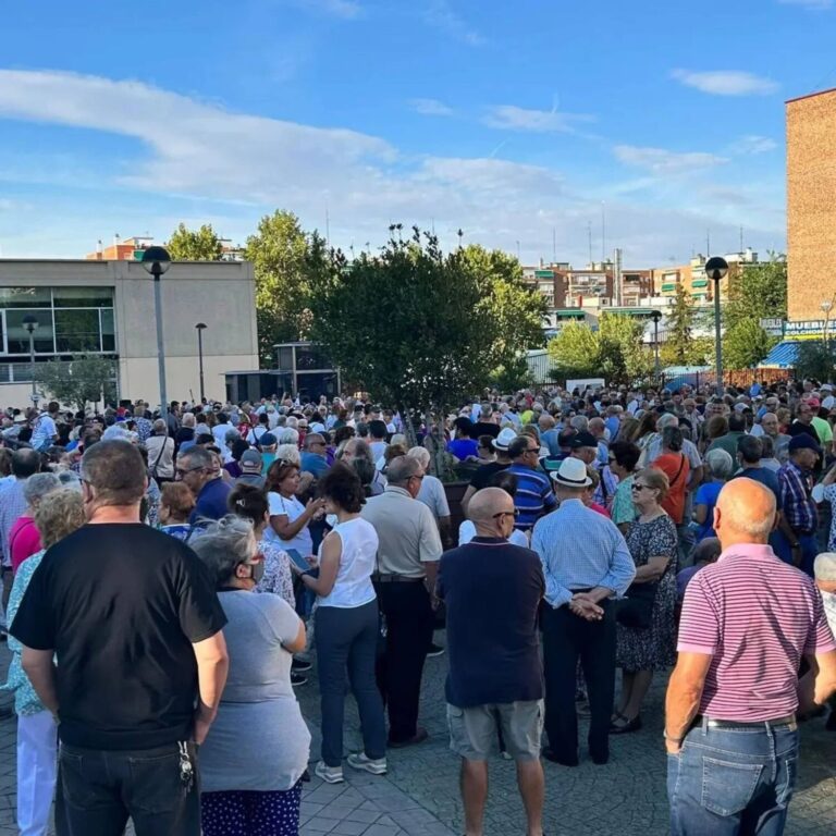 El Ayuntamiento escenifica su protesta contra el cierre de los SUAP