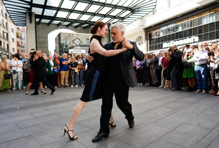 Un flashmob de tango vive la Gran Vía por el Día de la Hispanidad