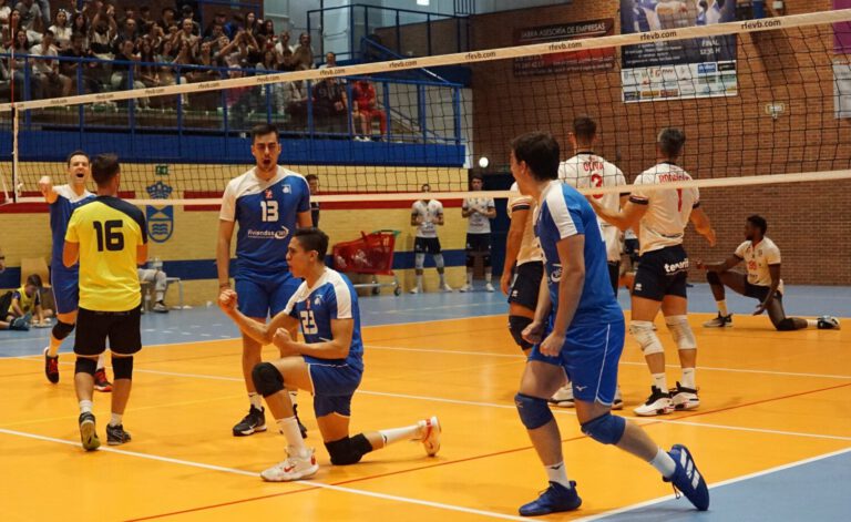 El Voleibol Leganés SLM2 celebra su primera victoria en casa