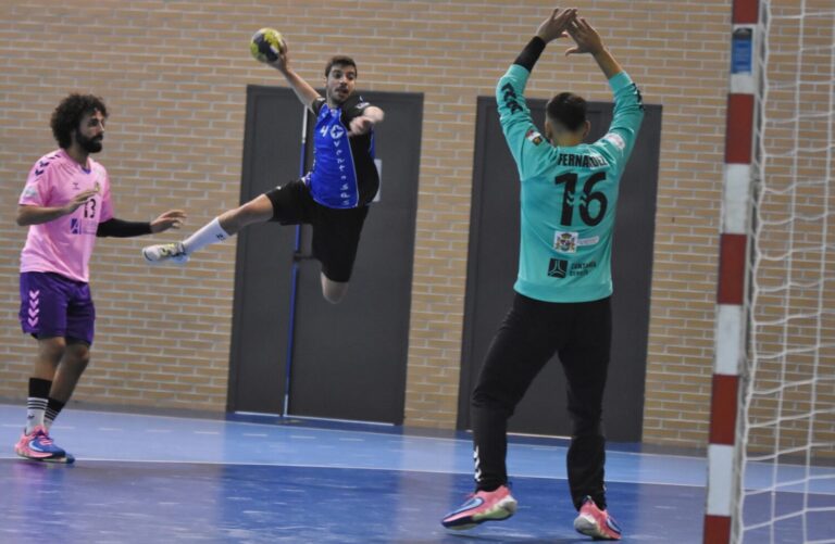 El Balonmano masculino saborea la primera victoria en Asturias