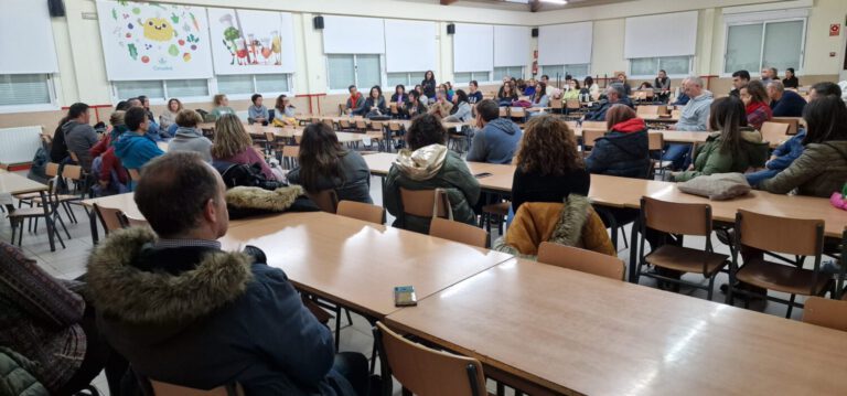 Las familias del IES. Rafael F. Burgos estallan contra la Comunidad de Madrid