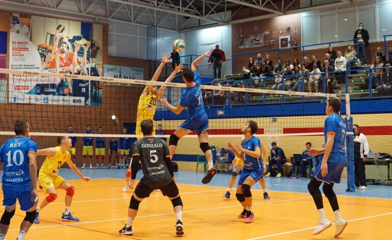 Victoria doble en el Emilia Pardo Bazán del Voleibol Masculino