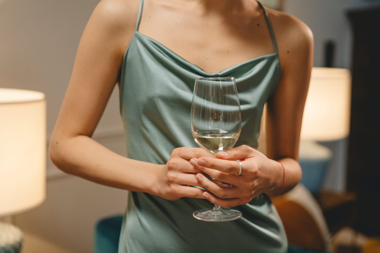 mujer copa vino alcohol