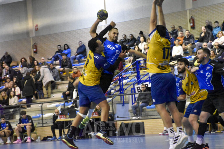 Balonmano Leganés patina en el último minuto en el Manuel Cadenas
