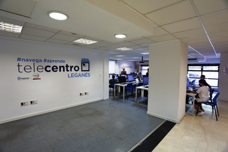 Desesperación de los mayores de Leganés ante los trámites telemáticos con el Ayuntamiento
