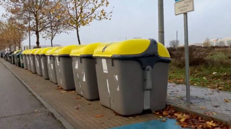 ¿Por qué se acumulan cubos de basura en la calle Ricardo Tormo?
