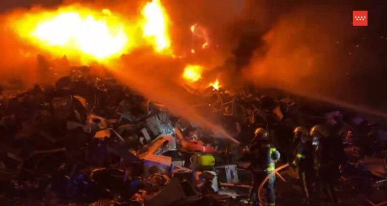 Grave incendio en una chatarrería de Leganés