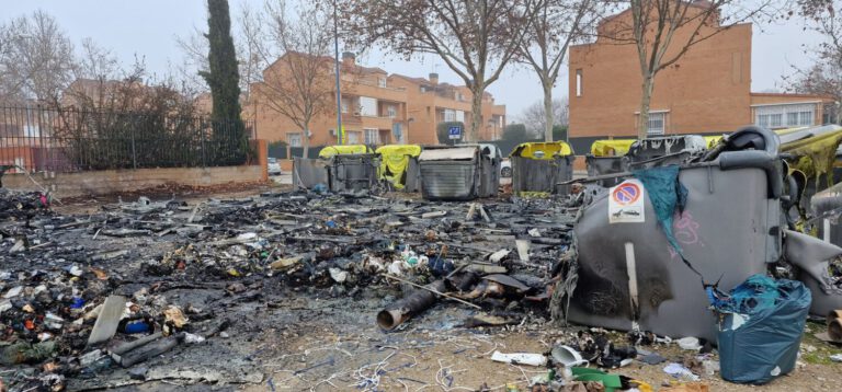 Prenden fuego, por tercera vez, a los contenedores acumulados en Arroyo Culebro
