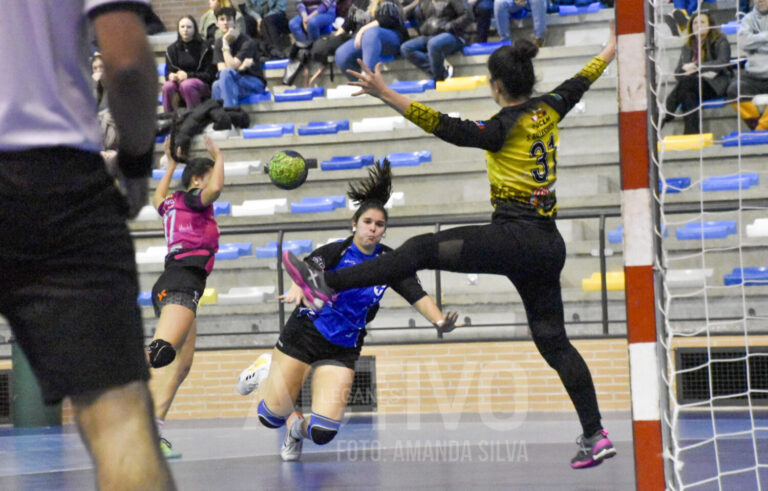 Las de Balonmano ganan con contundencia ante Ciudad Imperial