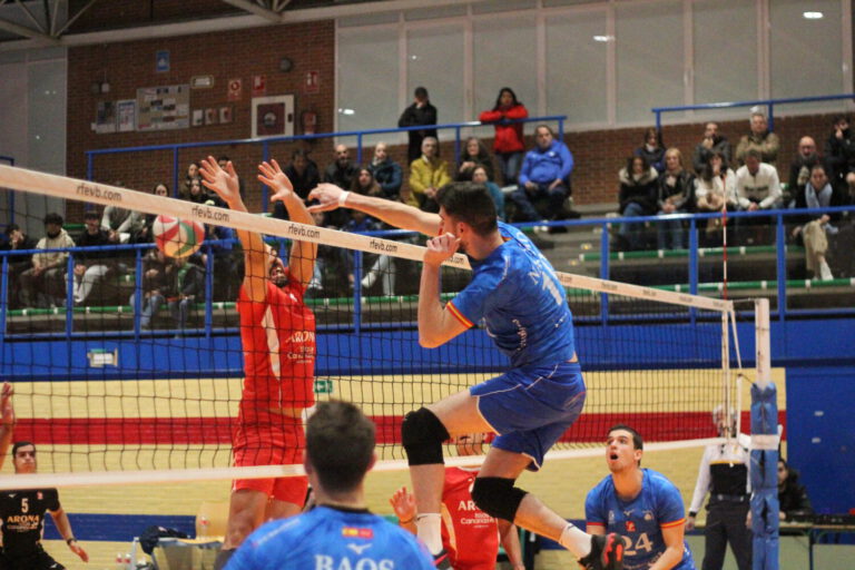 Emocionante batalla en el Pardo Bazán del Voleibol Leganés