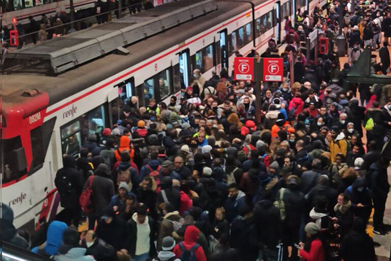 La imagen viral de los andenes de Atocha durante el apagón: Esto fue la C5