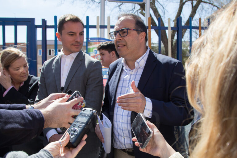 El alcalde de Leganés lidera la reivindicación de más inversión en colegios junto a Juan Lobato