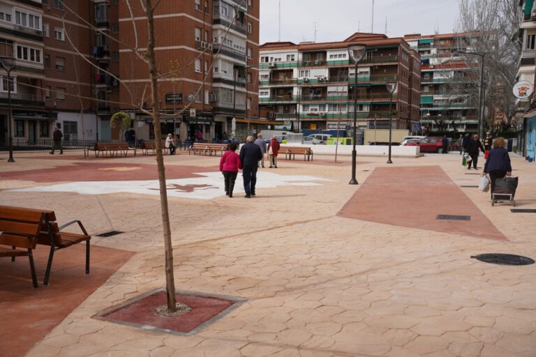 La plaza entre las calles Bureba y Rioja estrena su nueva imagen
