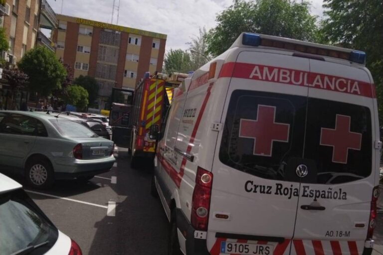 Cruz Roja, socorrida por los Bomberos, en una llamada de auxilio en Leganés