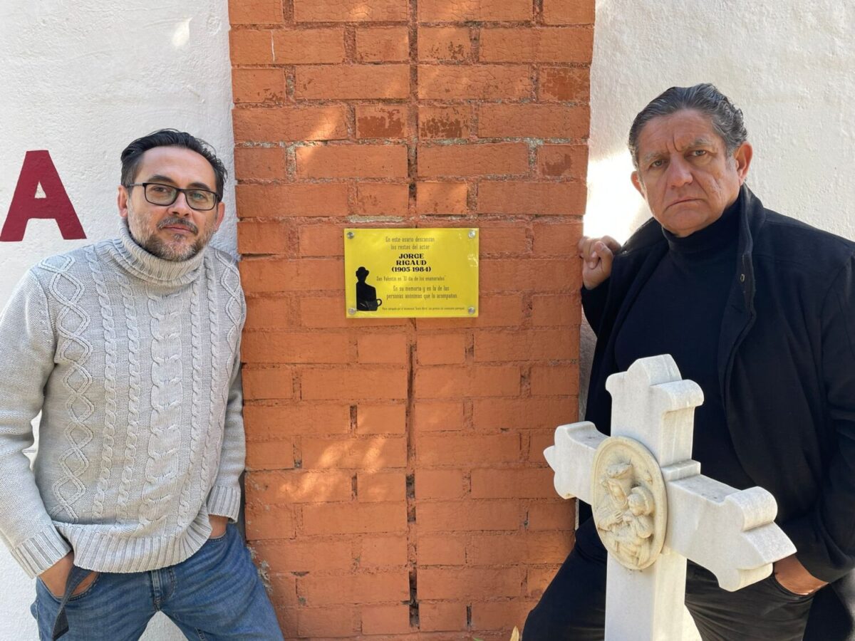 José Manuel Serrano Cueto y Pedro Casblanc en el osario donde descansa Jorge Rigaud