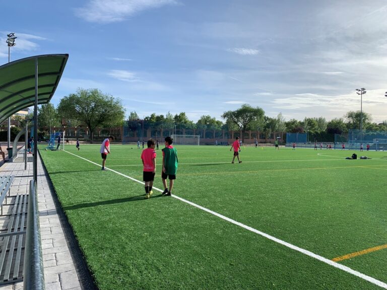 El segundo campo de fútbol de la ID Julián Montero luce su nuevo césped artificial