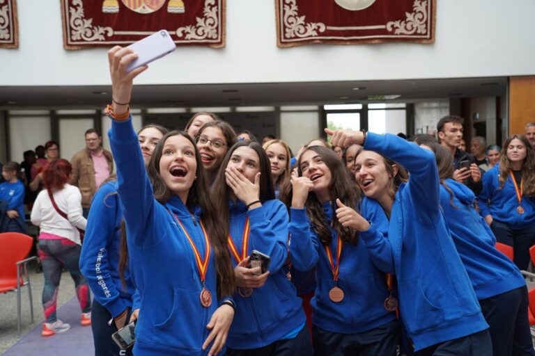 El alcalde y el concejal de Deportes reciben al Club Voleibol Leganés