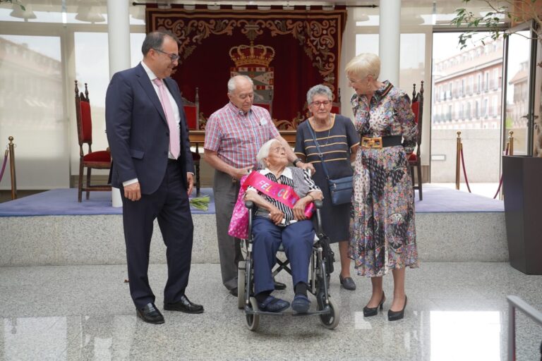 El alcalde de Leganés felicita a Carmen López en su 103 cumpleaños