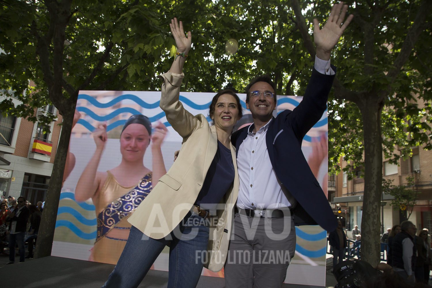 Isabel Díaz Ayuso y Miguel Ángel Recuenco saludan antes de su mitin