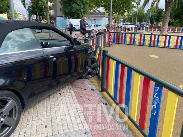 Un vehículo se estrella contra la valla de un parque infantil en Leganés