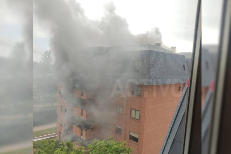 Aparatoso incendio en Leganés envuelve en humo un bloque de viviendas