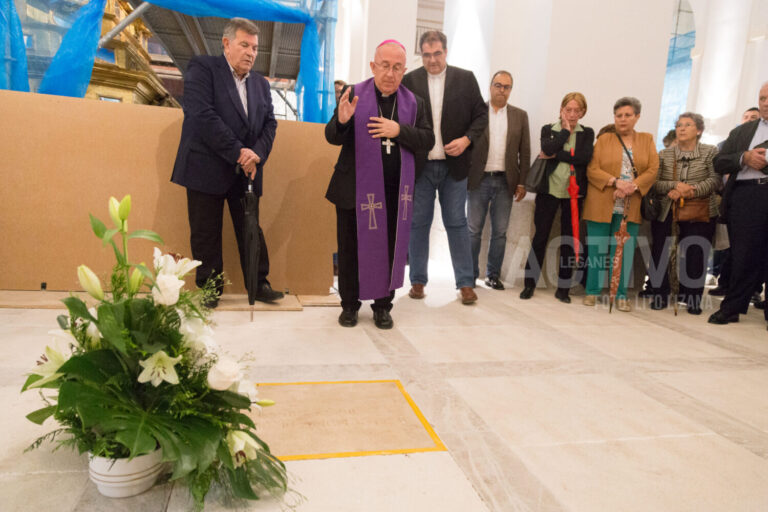 Juan Muñoz ya tiene su placa en su tumba en la Parroquia San Salvador