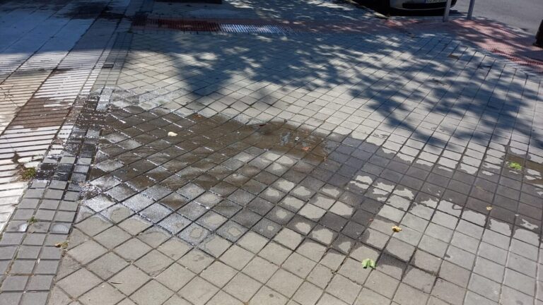 La rotura de una tubería inunda una plaza de Zarzaquemada desde hace 20 días