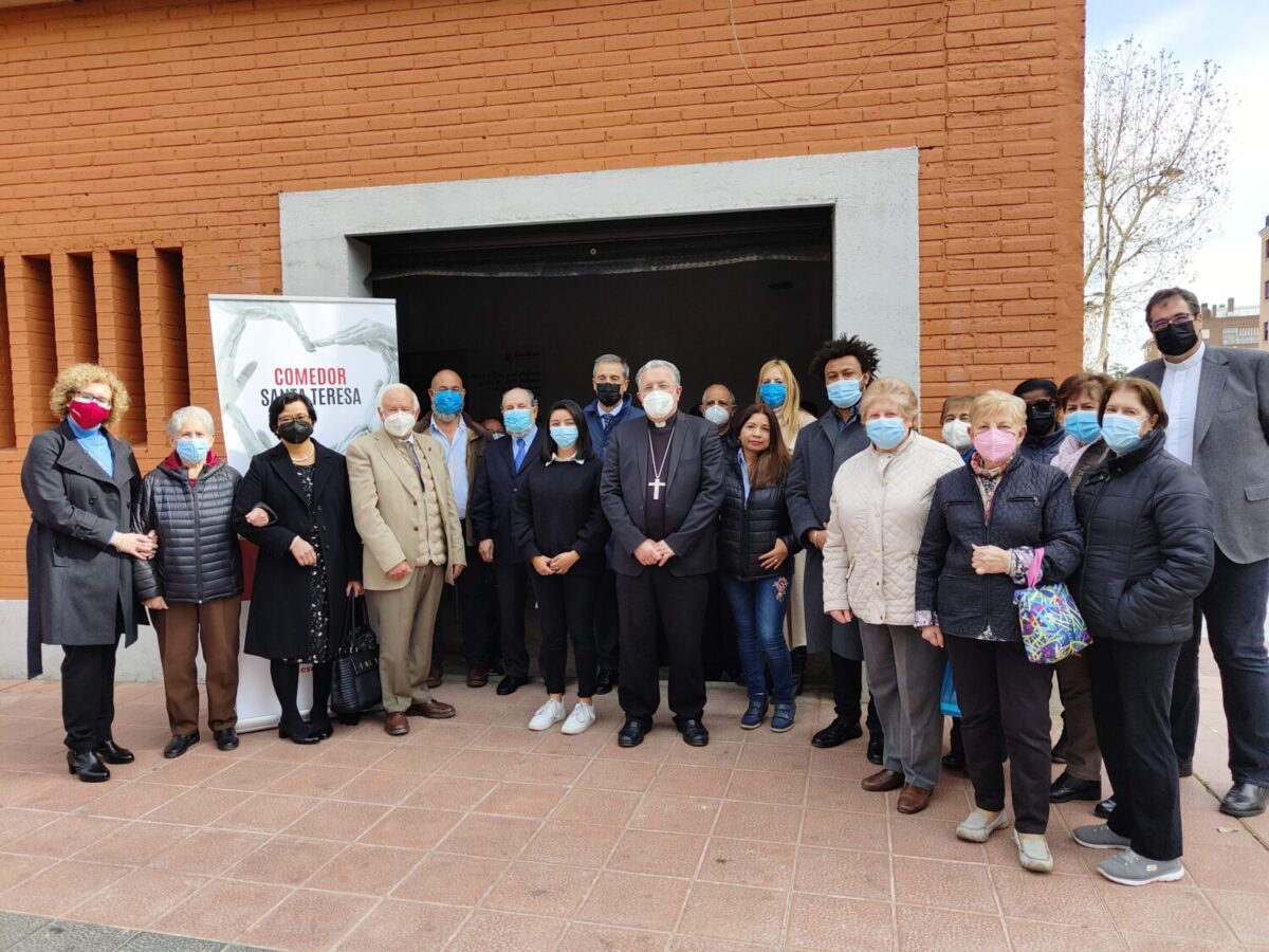 Voluntarios de Cáritas, el párroco Aurelio Carrasquilla y el obispo D. Ginés a las puertas del Comedor social Santa Teresa. Foto: Cáritas Diocesana de Getafe