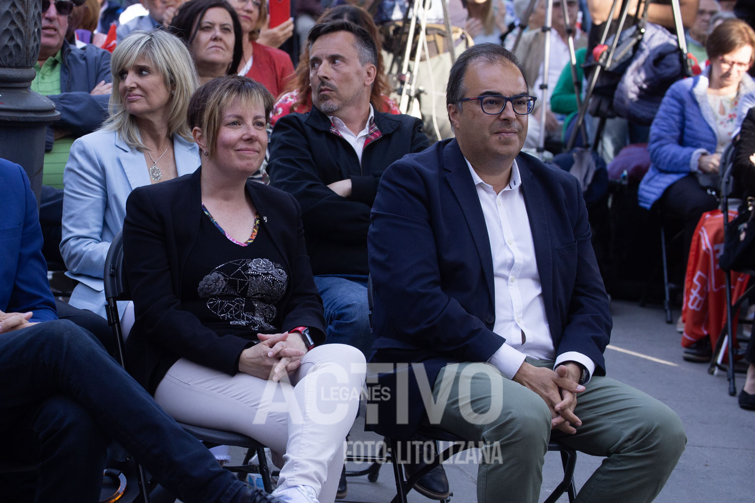 Laura Oliva (izq) y Santiago Llorente (der) en un mitin del PSOE.