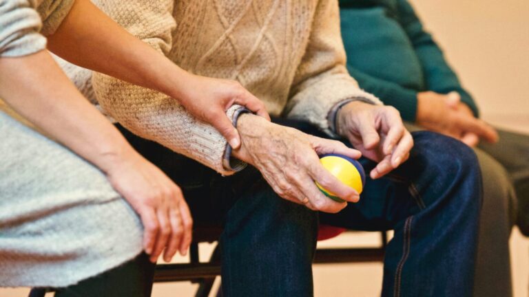 Talleres gratuitos de formación sobre Alzheimer para profesionales y familiares
