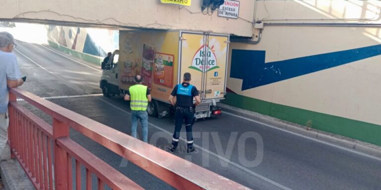 Segundo camión atasca el puente tragacamiones en una semana