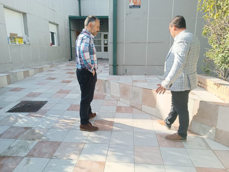 Renuevan las aceras de la EI Rosa Caramelo de Leganés Norte