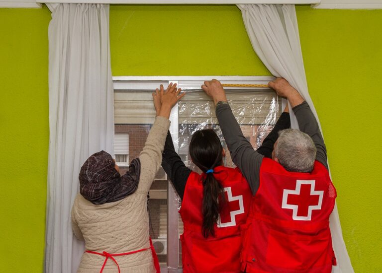 Un 70% de las familias de Cruz Roja, con derecho a bono social, no lo percibe