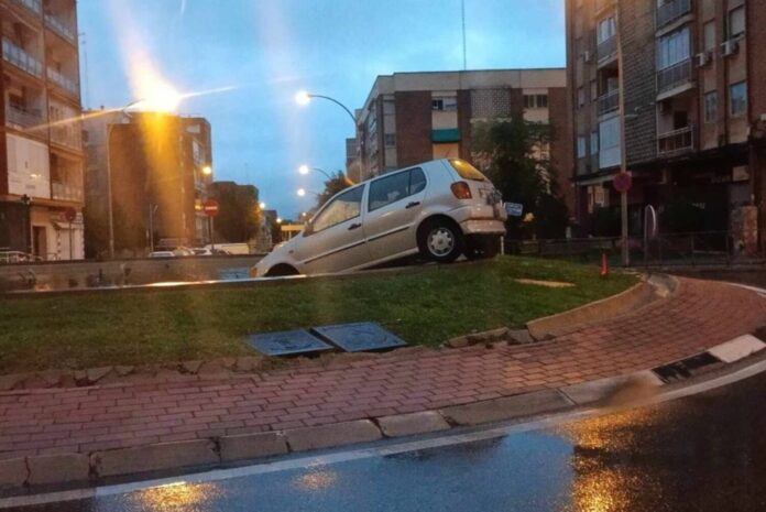 accidente coche rotonda