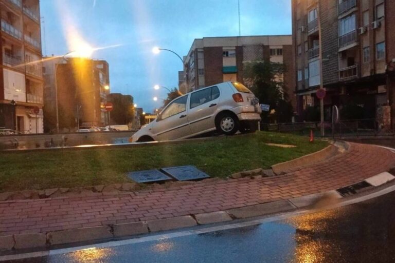 Un coche ‘asalta’ una rotonda en Zarzaquemada