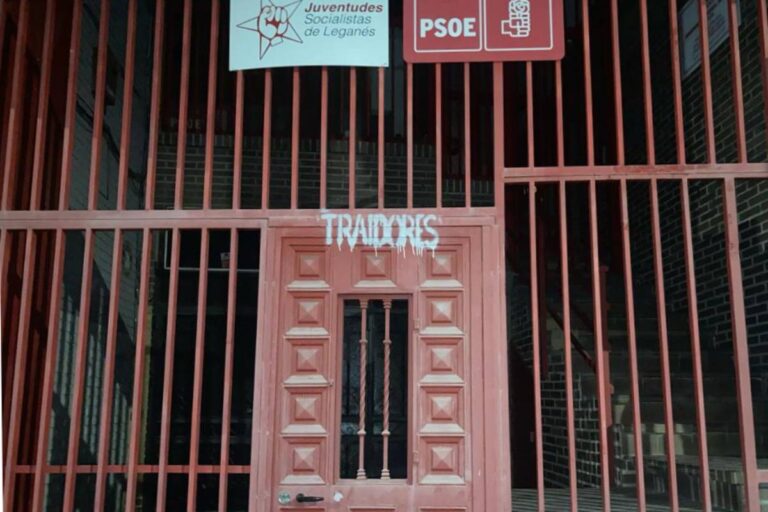 ‘Traidores’: la sede del PSOE de Leganés aparece pintada en medio de las protestas por la Ley de Amnistía