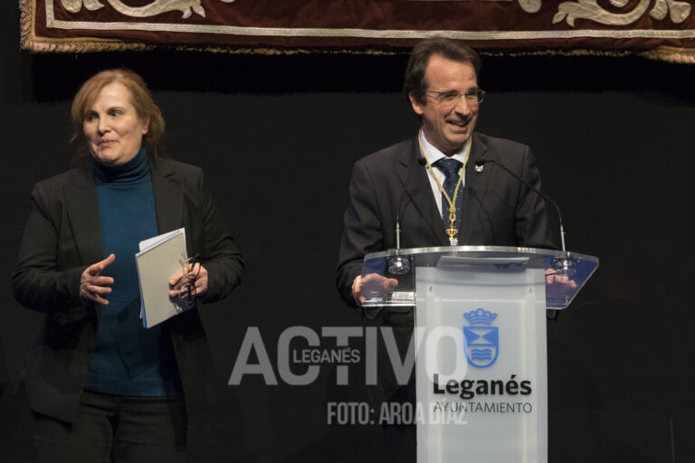 El alcalde de Leganés protagoniza el momento más espontáneo en el homenaje a la Constitución