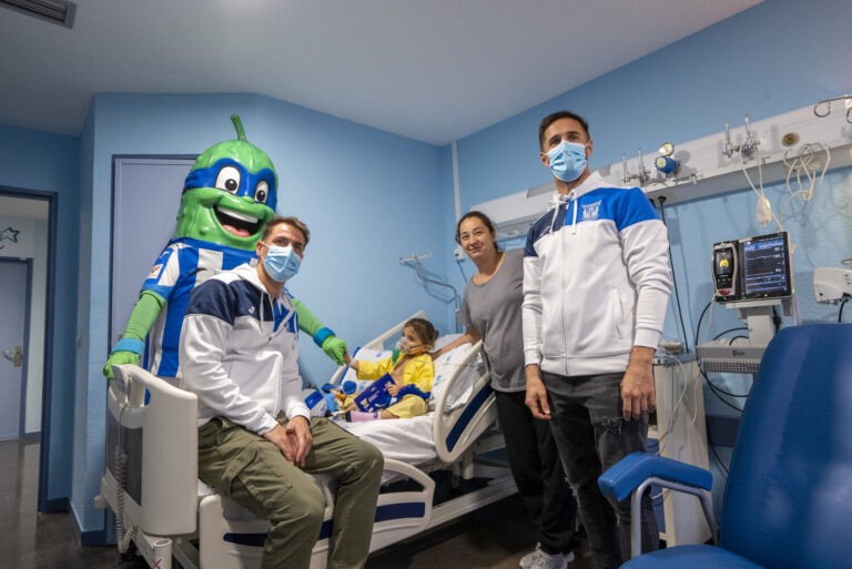 El C.D. Leganés visita el Hospital Severo Ochoa en estas navidades