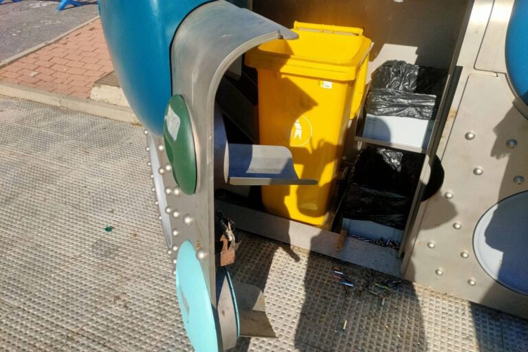 Denuncian la situación del punto limpio de Zarzaquemada: roto y olvidado