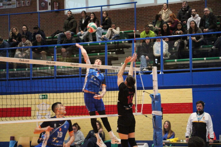 Los chicos del Voleibol Leganés vencen al CV Almoradí en casa