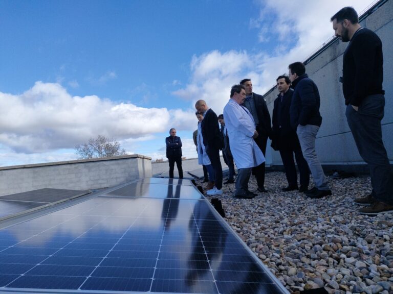 El alcalde de Leganés visita el Hospital Severo Ochoa y sus placas fotovoltaicas